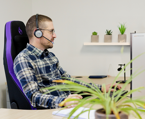 Homme avec casque dans bureau moderne