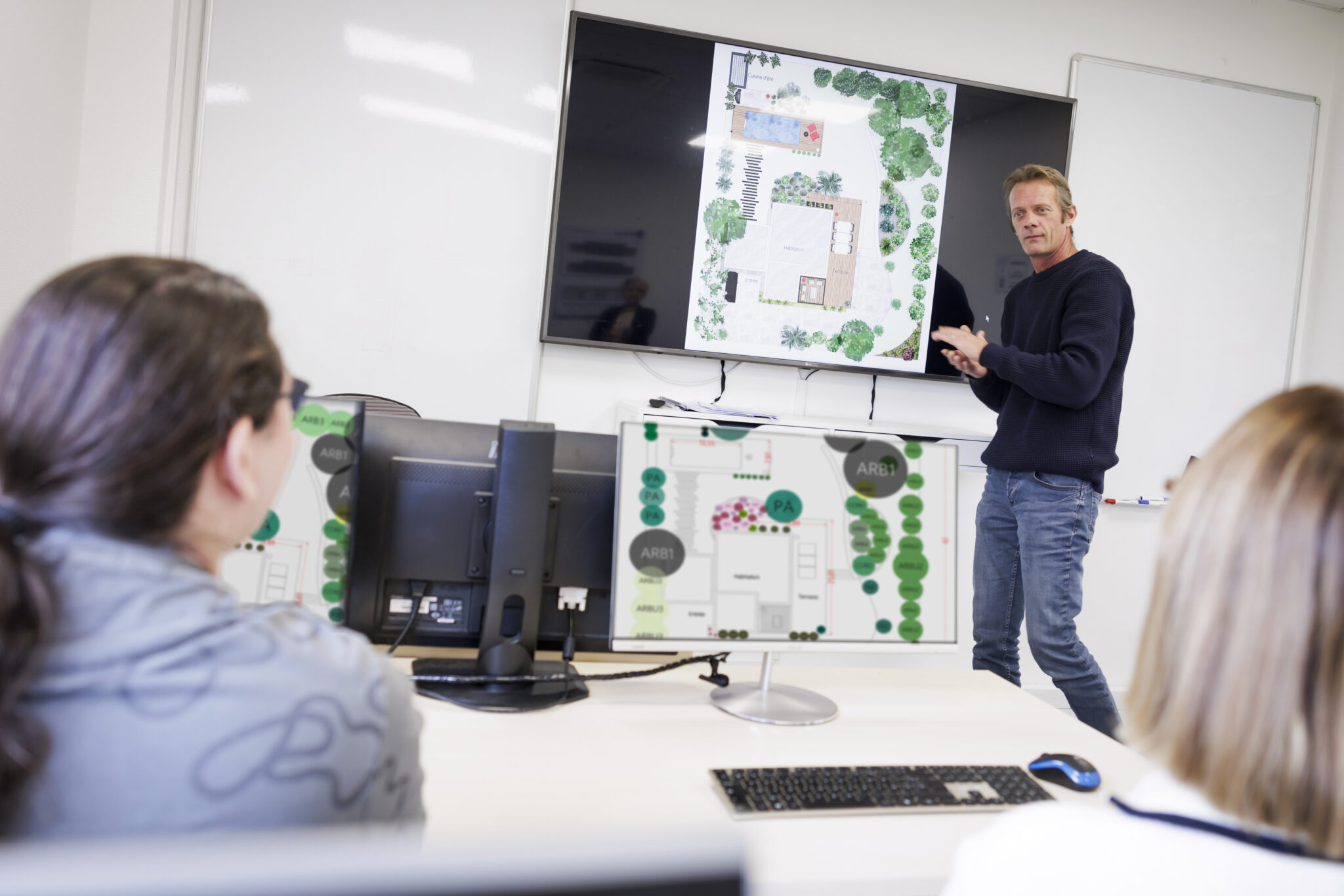 Présentation de plan urbain en salle de classe.