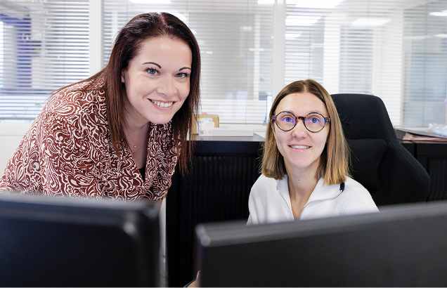 Deux femmes travaillant ensemble au bureau.