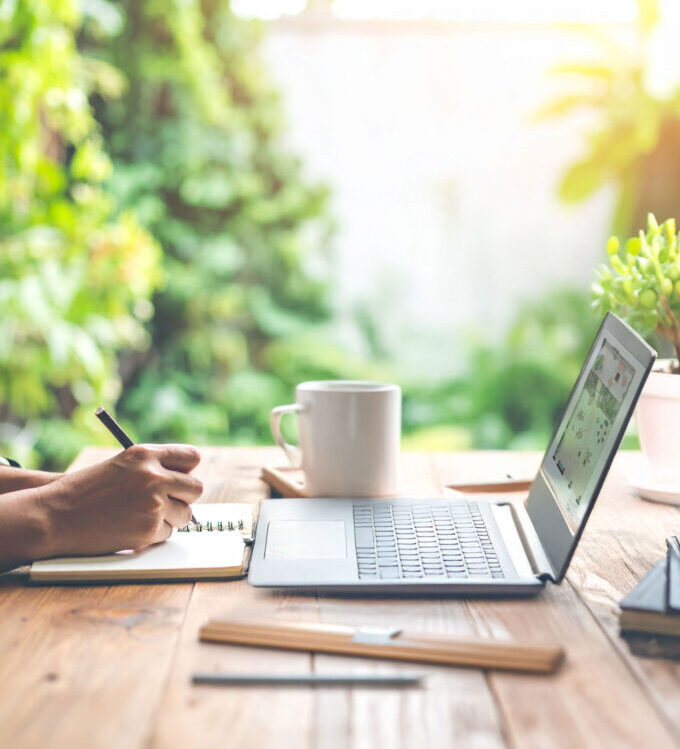 Travail sur ordinateur portable en extérieur ensoleillé