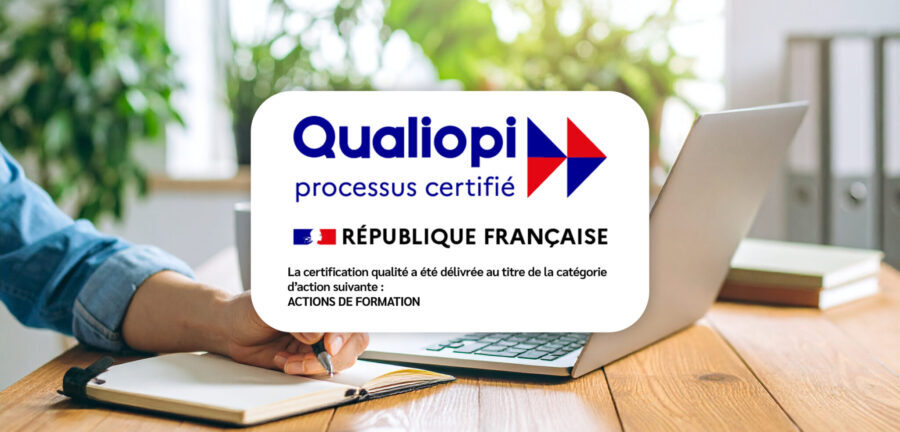 Certification Qualiopi sur bureau avec ordinateur portable.
