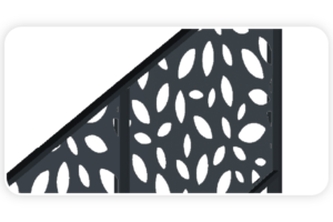 Motif floral métallique sur garde-corps d'escalier.